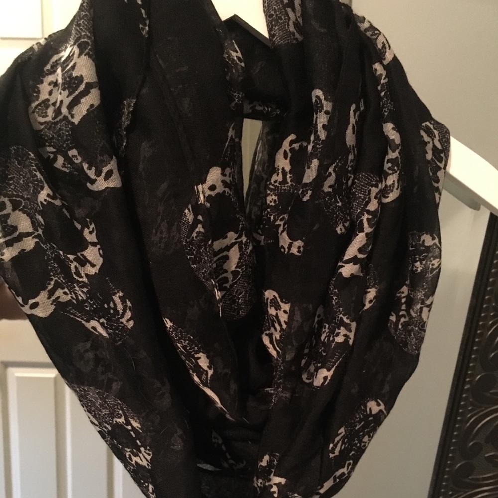 Black& white skull scarf